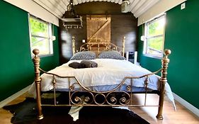 Gleis 1, Eisenbahn Waggon mit Whirlpool und Ofen